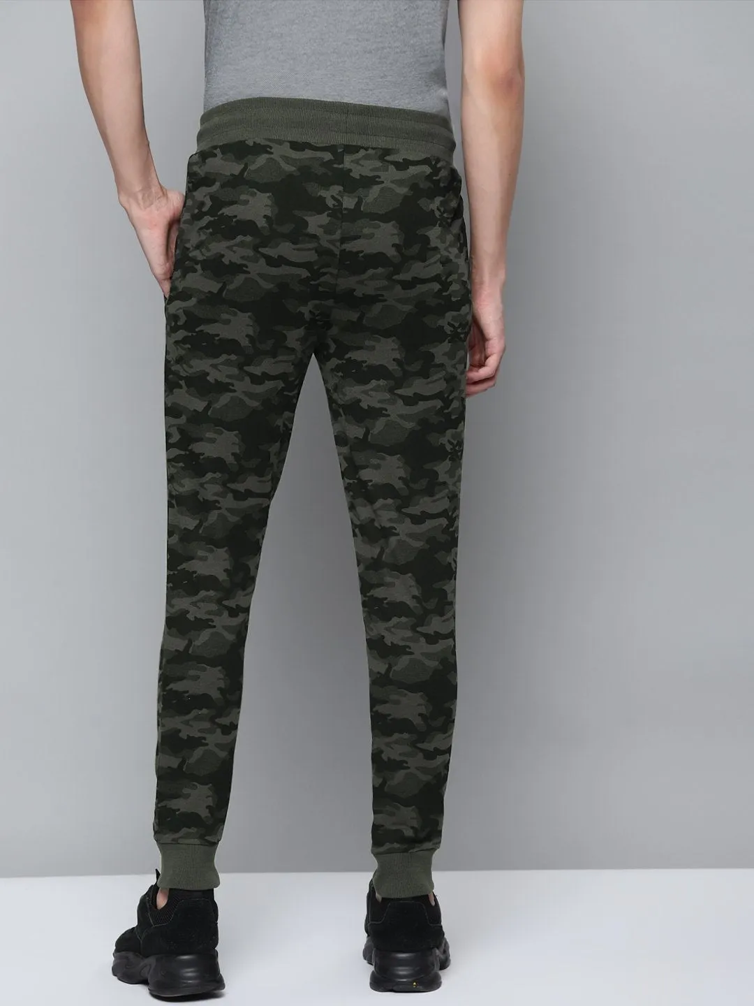 Alcis Men Olive Green Camouflage Printed Joggers