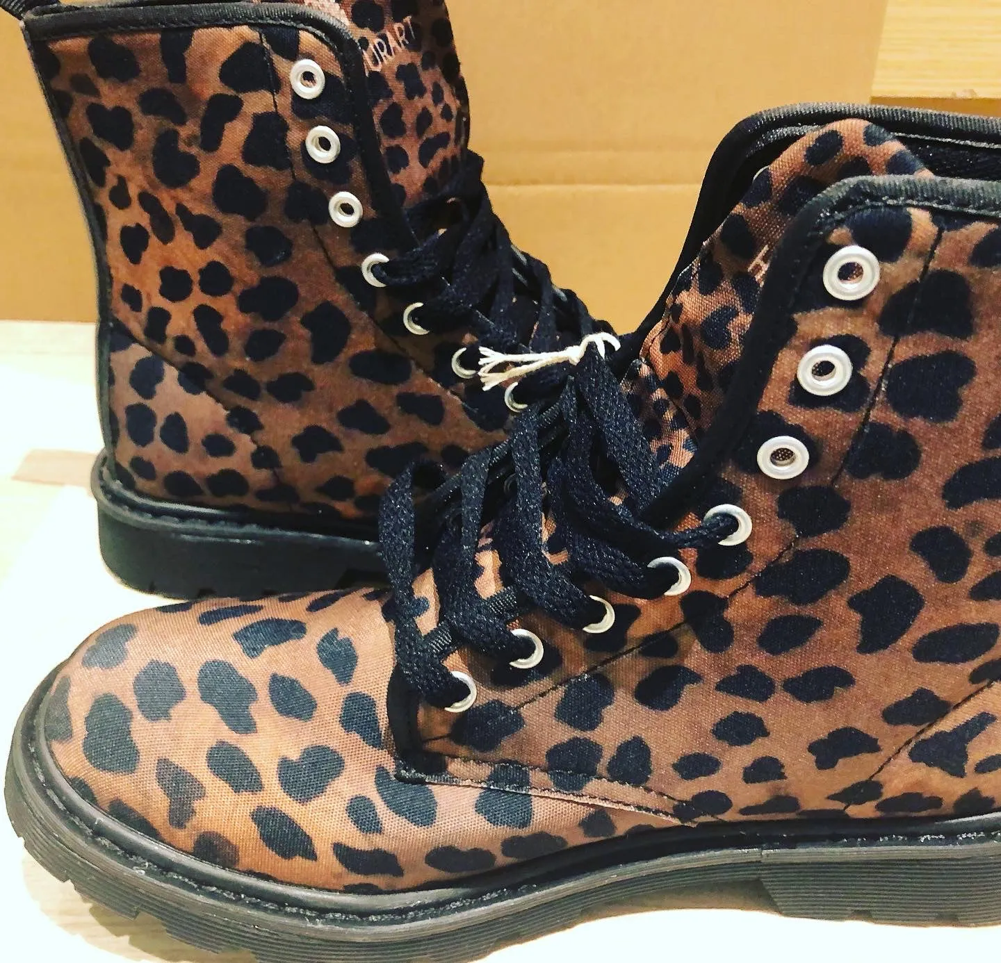 Brown Leopard Women's Boots, Animal Print Winter Laced-Up Canvas Hikers Boots For Ladies