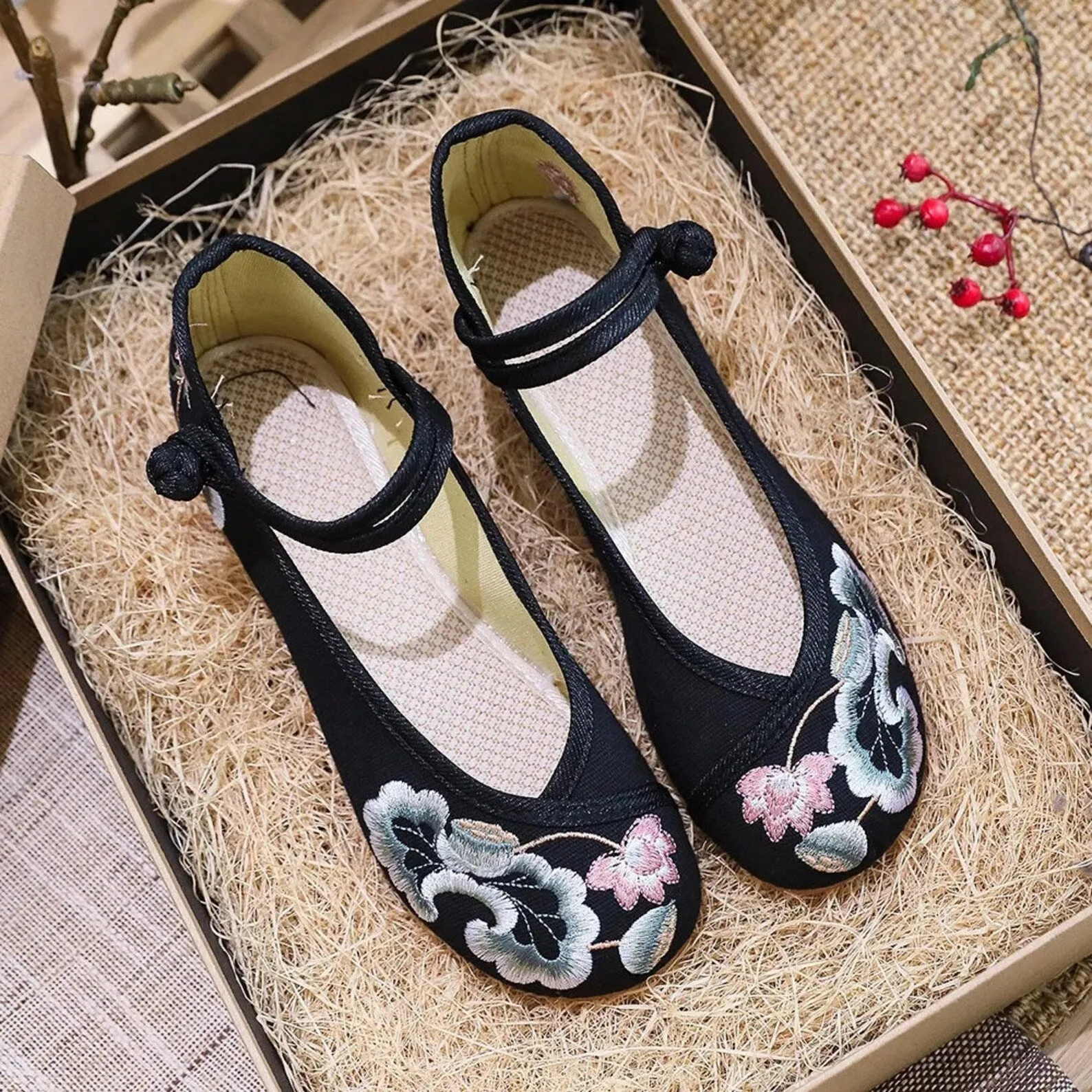 Hanfu Shoes: Lotus