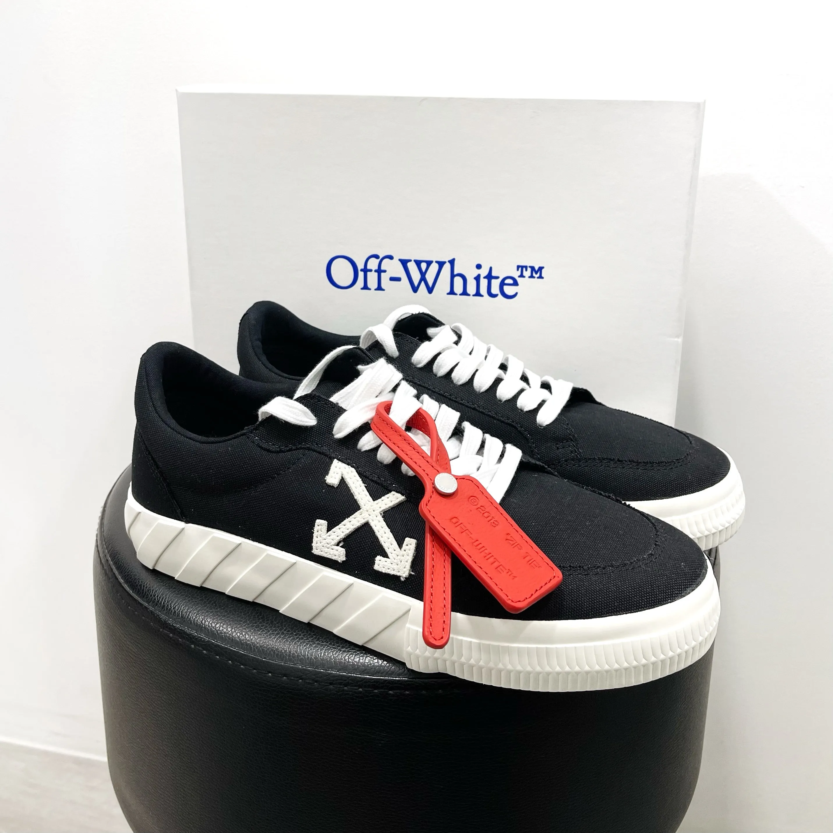 Off-White Low Vulcanized Sneakers Black Red